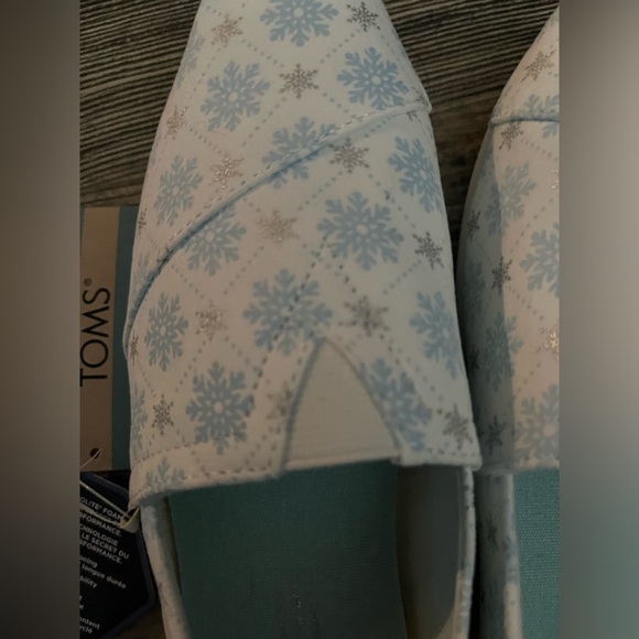 NWT- TOMS alpargata white microsuede slip on loafers w/blue & silver snowflakes - Picture 6 of 8